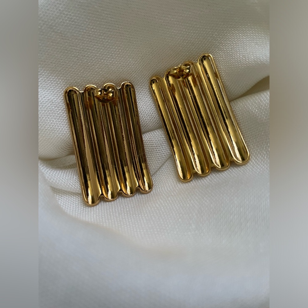 Gold-Plated Ribbed Rectangular Earrings - Picture 5 of 6